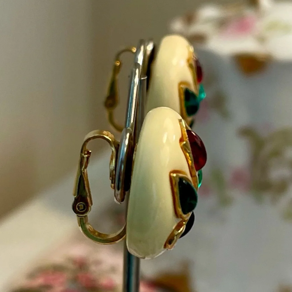 VINTAGE TRIFARI SIGNED MULTICOLOR GRIPOIX STYLE GLASS CABOCHON CLIP-ON EARRINGS - Picture 5 of 11